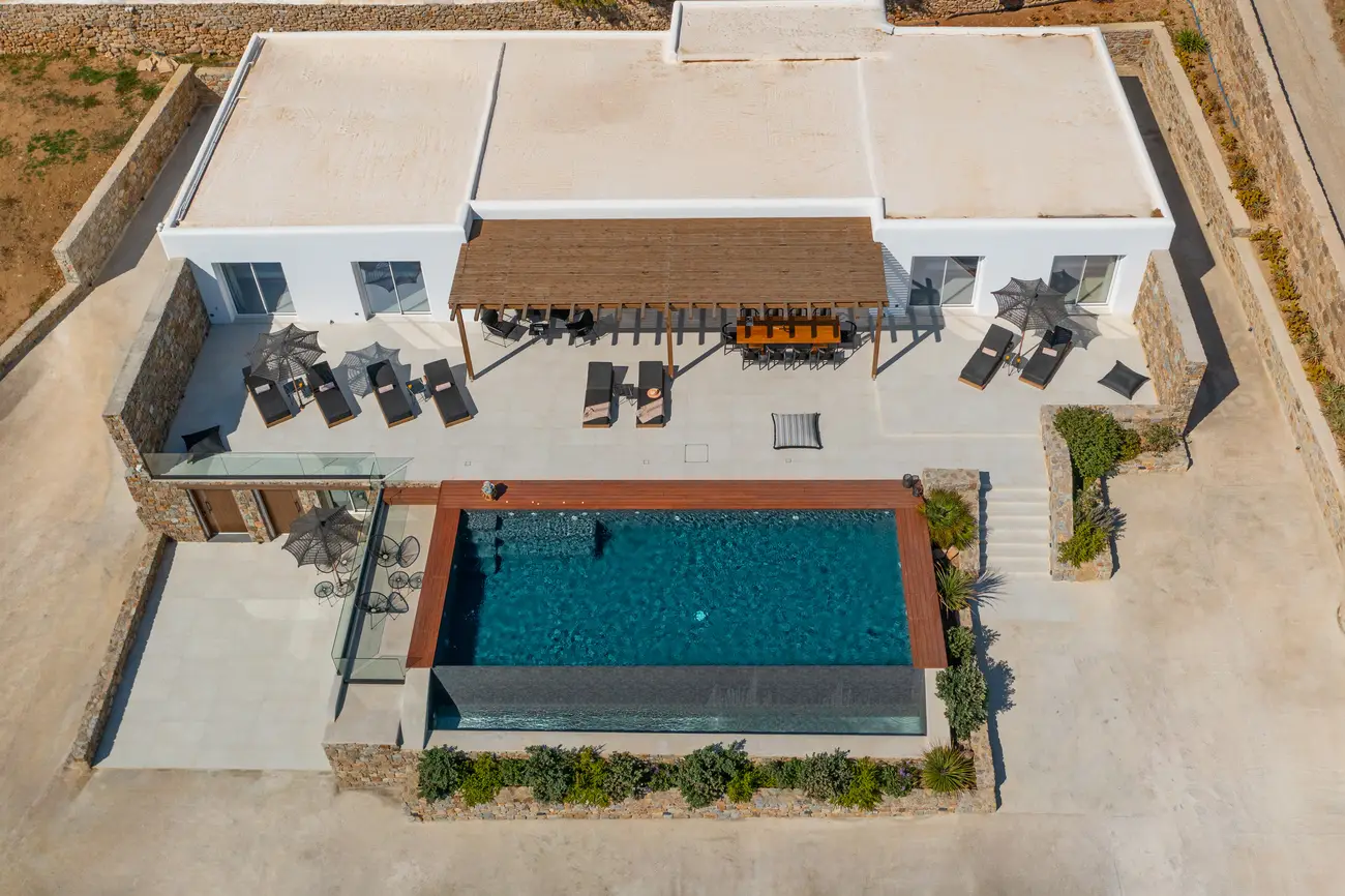 Private pool with sea view
